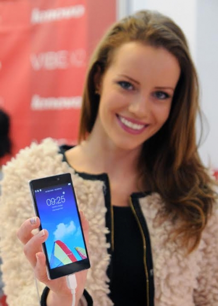 Радина Кърджилова със селфи на Жулиета за българската премиера на Lenovo VIBE X2