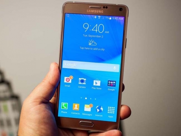Samsung: процепът между корпуса и екрана е конструктивна особеност