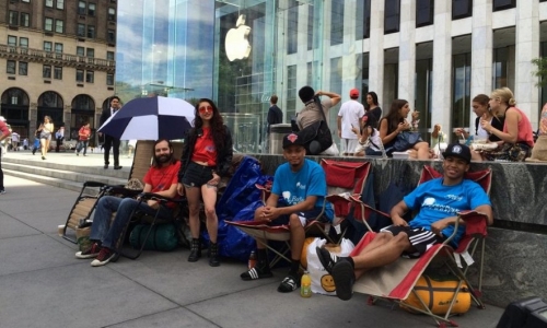 Нетърпеливи фенове на Apple вече се редят пред магазина в очакване на новия iPhone 6