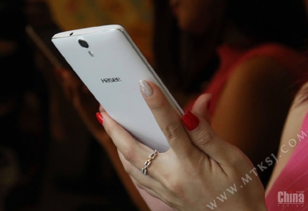Hasee X55: смартфон с осемядрен процесор и цена 0