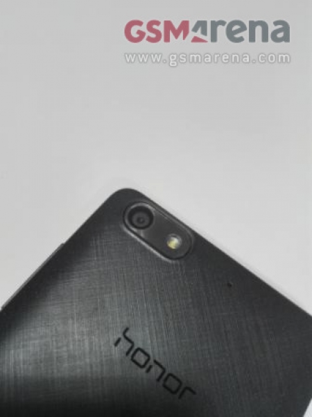 Huawei анонсира смартфона от среден клас Honor Cherry