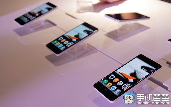TCL P618L: смартфон с AMOLED дисплей и 5000 mAh акумулаторна батерия