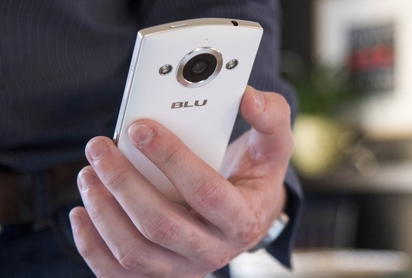 В Amazon започнаха продажбите на смартфона Blu Selfie с две 13 MP камери и необичаен дизайн