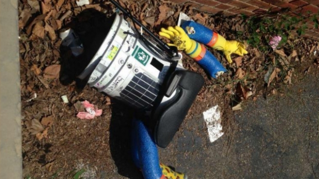 Обезглавиха робота HitchBOT във Филаделфия