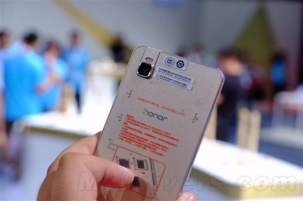 Huawei Honor 7i: смартфон с уникална въртяща се камера