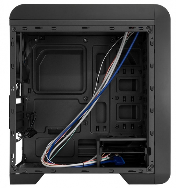 Започват продажбите на компактния корпус Aerocool QS-240 Window