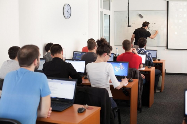 Стотици в надпревара за безплатен курс по програмиране