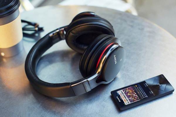 Качествено, лесно и достъпно аудио изживяване с четири нови Bluetooth слушалки от Sony