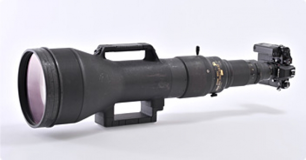 Обективът Nikkor 1200-1700 осигурява безопасността на френските журналисти