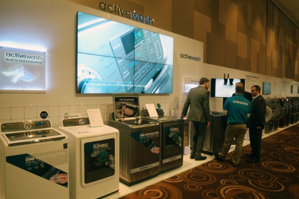 На CES 2015 иновативните перални машини и прахосмукачки-роботи на Samsung доказаха, че се справят с домашната бъркотия с лекота