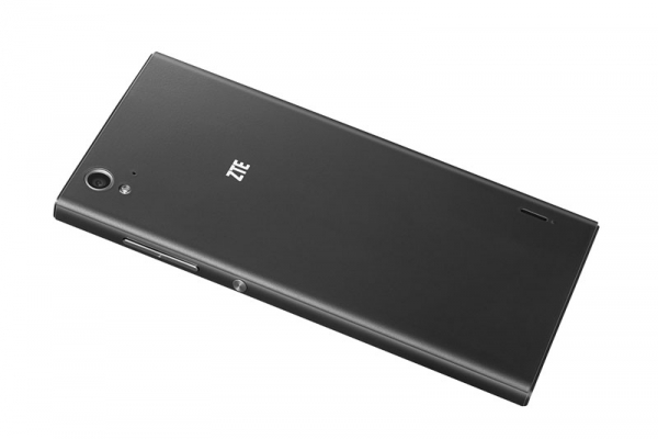 ZTE Blade V2: простичък смартфон за селфита