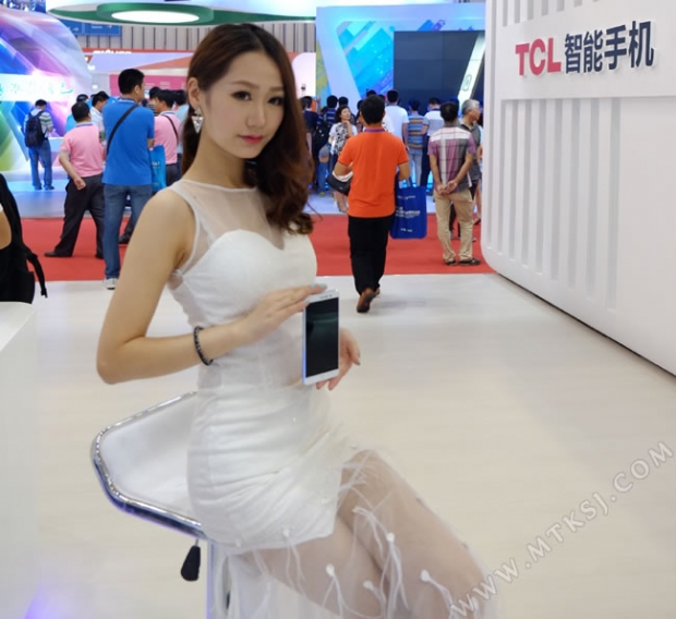 TCL P606L: смартфон с поддръжката на почти всички мобилни стандарти