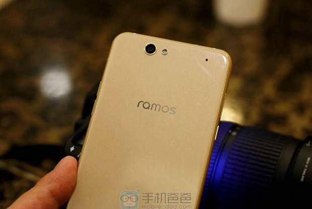 Анонс на флагманския смартфон Ramos MOS1 с 2,5D дисплей и осемядрения Snapdragon 615