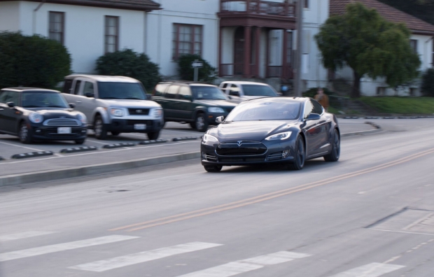 Tesla Model S P85D се ускорява до 100 километра в час само за 2,8 секунди