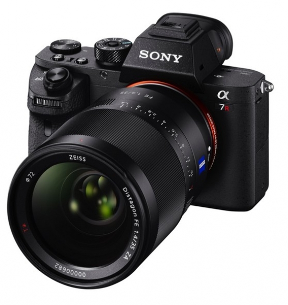 α7R II от Sony предлага иновативни фотографски възможности с първия в света 35 мм пълноформатен сензор със задна подсветка