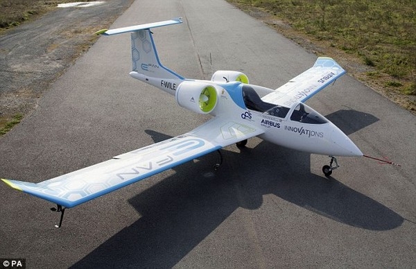 Airbus E-Fan 2.0: двуместен електрически самолет с пробег 200 километра
