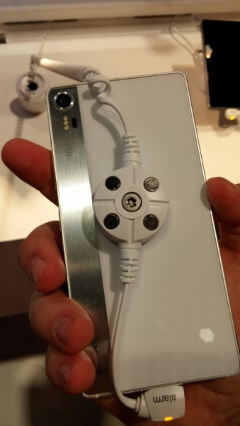 Lenovo Vibe Shot – 16МР смартфон, който изглежда като фотоапарат