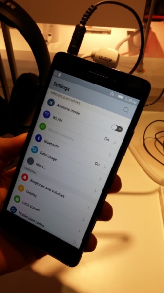 Lenovo Vibe Shot – 16МР смартфон, който изглежда като фотоапарат
