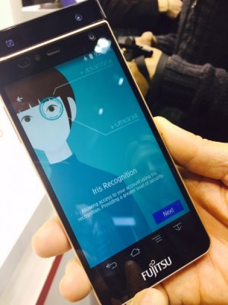 MWC 2015: Fujitsu показа нова технология за отключване със сканиране на ириса