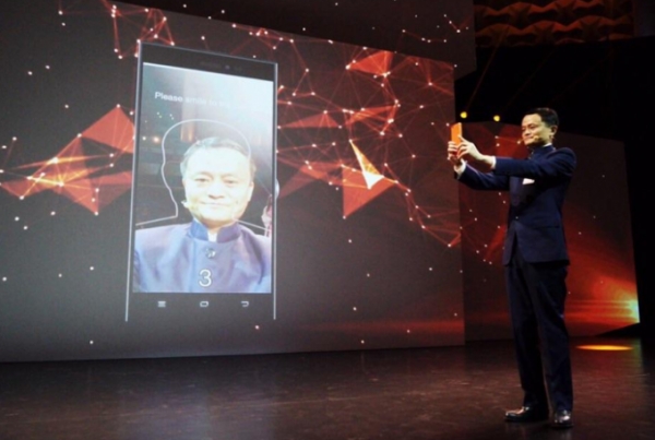 Alibaba Group заменя паролите с усмивки