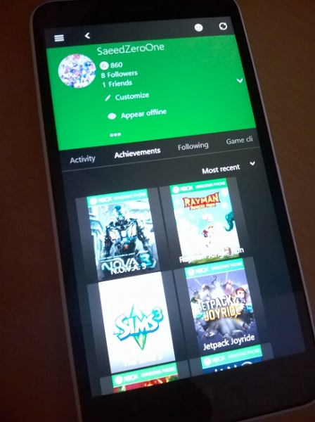 Екранни снимки и клип, показващи обновеното приложение Xbox Live в ОС Windows 10 за смартфони