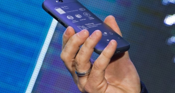 В Китай започнаха продажбите на руския смартфон YotaPhone 2