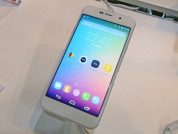 Huateng Flag D1: още едно копие на руския смартфон YotaPhone 2 с по-добри параметри и по-ниска цена