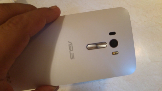 Ревю на ASUS ZenFone Selfie: смартфон за принцеси