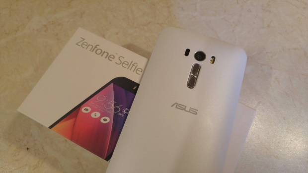 Ревю на ASUS ZenFone Selfie: смартфон за принцеси