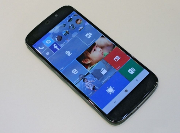 Демонстрация на технологията Continuum върху смартфона Acer Jade Primo