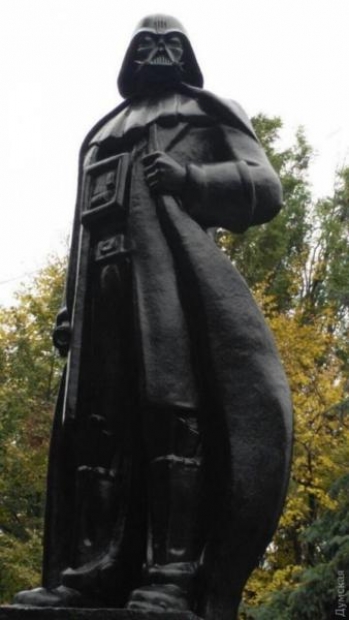 Паметник на Ленин се превърна в Дарт Вейдър с рутер в главата