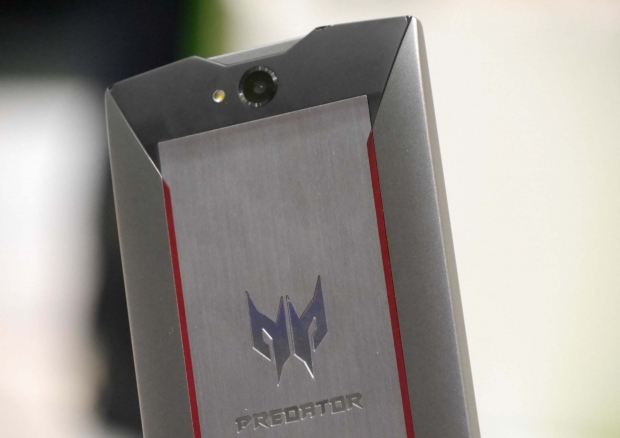 Predator Phone на „живи“ снимки от всички страни