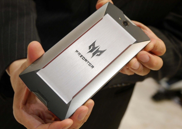 Predator Phone на „живи“ снимки от всички страни
