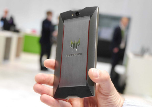 Predator Phone на „живи“ снимки от всички страни