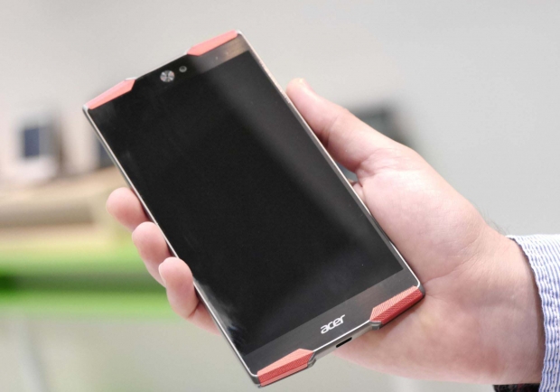 Predator Phone на „живи“ снимки от всички страни