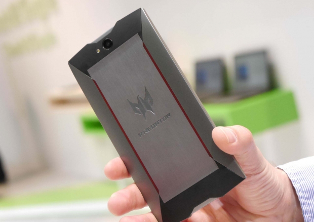 Predator Phone на „живи“ снимки от всички страни