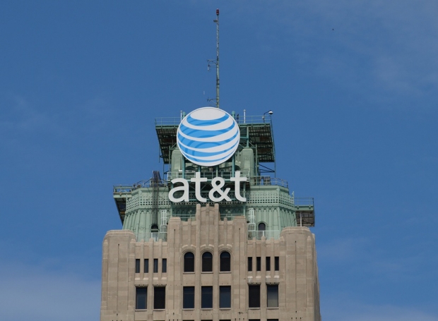 Трима бивши служители на AT&T тайно отключили стотици хиляди смартфони на оператора