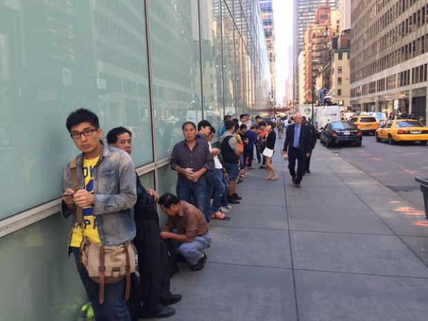 В снимки: опашките пред магазините на Apple при премиерата на iPhone 6S