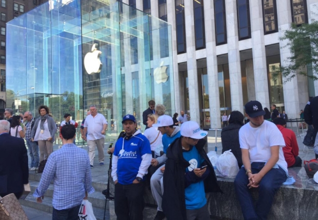 В снимки: опашките пред магазините на Apple при премиерата на iPhone 6S