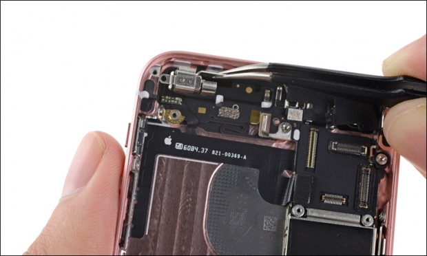 iFixit: смартфонът iPhone SE е лесен за ремонтиране