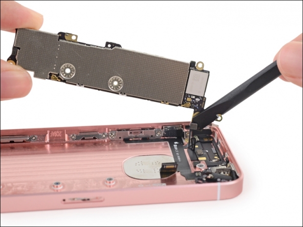 iFixit: смартфонът iPhone SE е лесен за ремонтиране