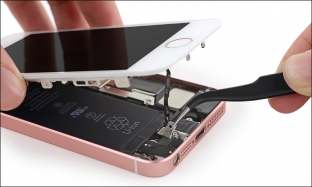 iFixit: смартфонът iPhone SE е лесен за ремонтиране