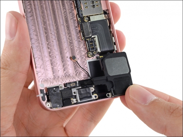 iFixit: смартфонът iPhone SE е лесен за ремонтиране