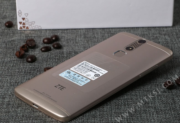 В Китай смартфонът ZTE Axon Mini се продава при цена 0