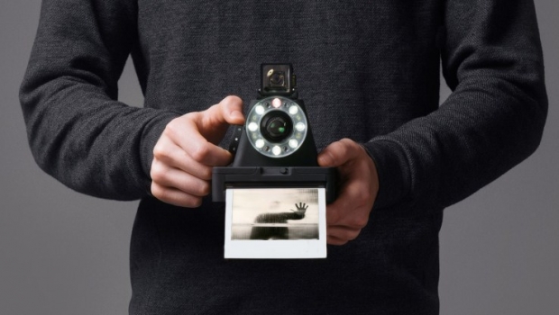 Фотоапаратът Impossible Project I-1 работи с оригиналните касети на Polaroid 600