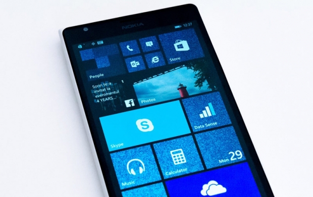 Продажбите на смартфони Microsoft Lumia за една година са се сринали тройно
