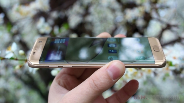 Смартфоните Samsung Galaxy S вече ще имат само извити дисплеи