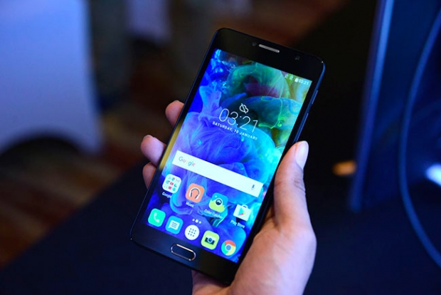Металният смартфон TCL 562 се базира на Helio P10, има 3 GB RAM и струва 5
