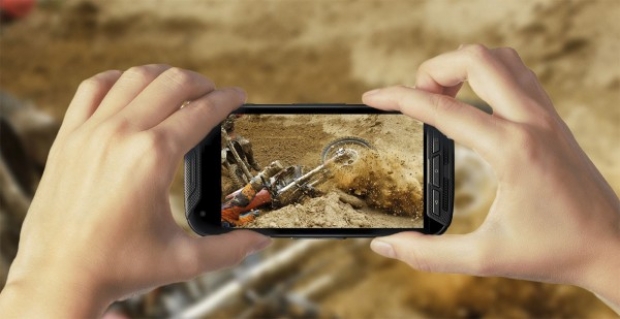 Анонс на защитения смартфон Kyocera DuraForce Pro, оборудван с екшън-камера