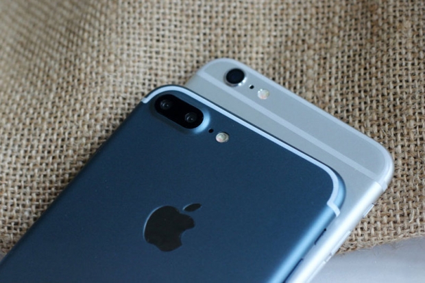 Първи фотографии на работещ iPhone 7 Plus с тъмносин цвят на корпуса